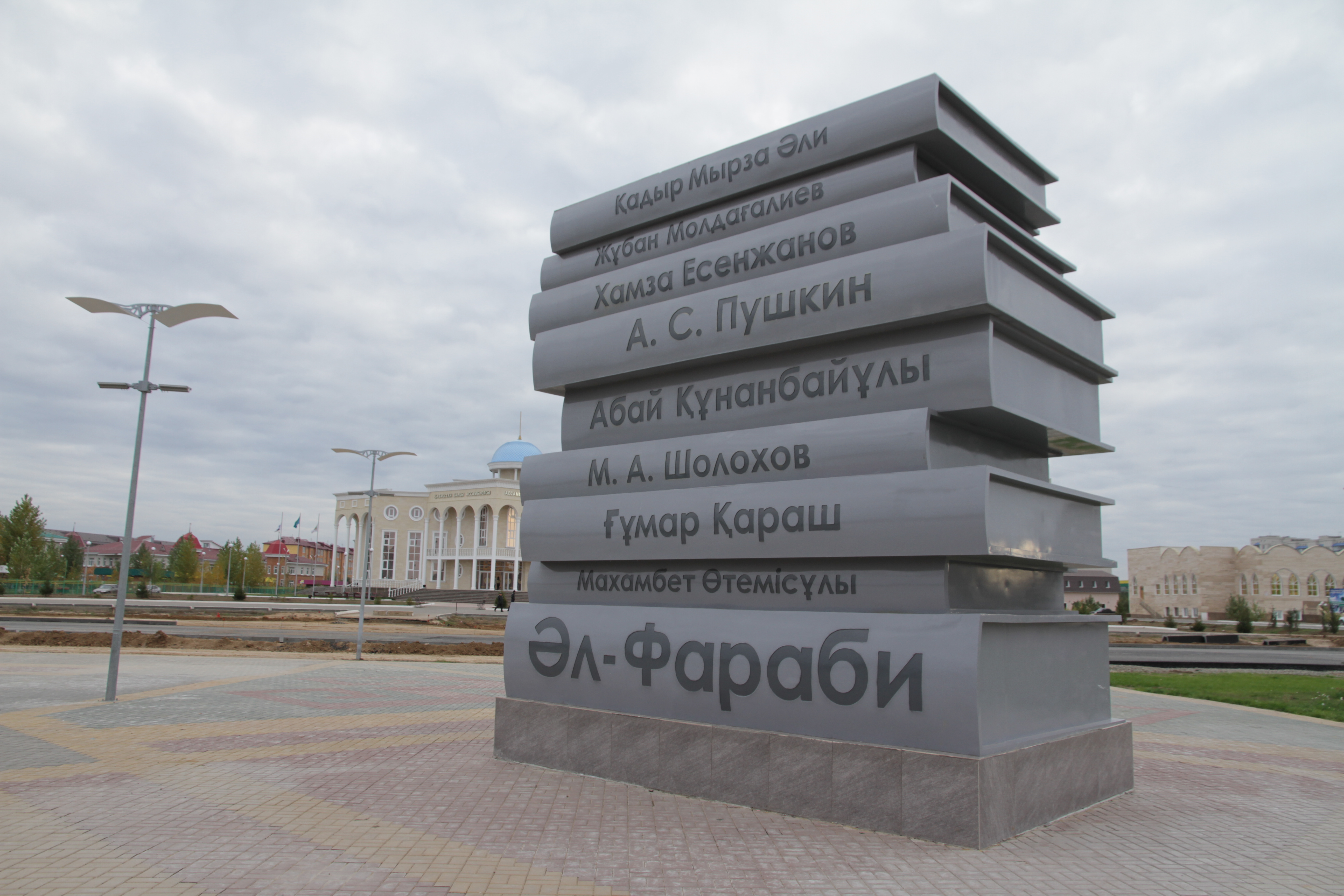 Когда восстановят композицию с книгами на площади Уральска